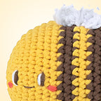 Sarı amigurumi arı yakın plan