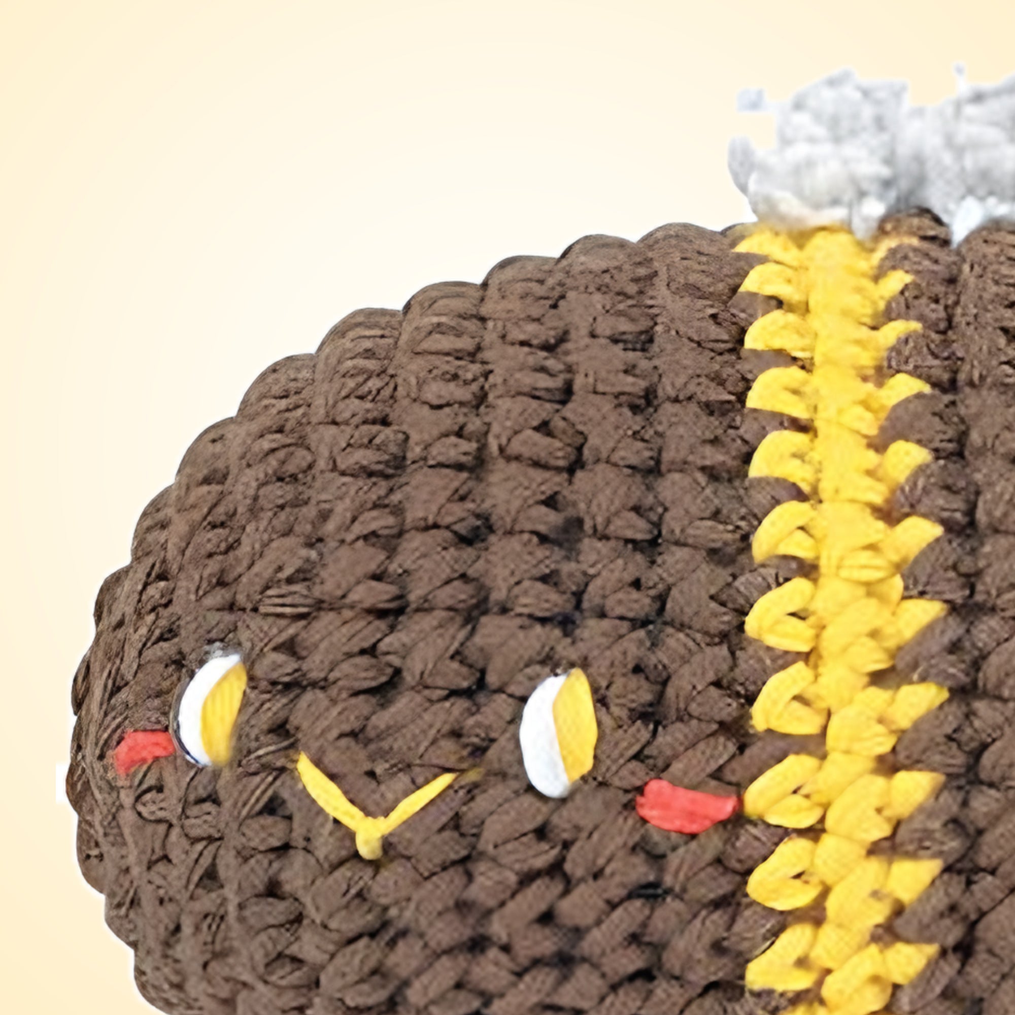 Kahverengi amigurumi arı yakın plan