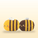 İki amigurumi arı bir arada