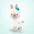 Beyaz amigurumi lama yakın plan