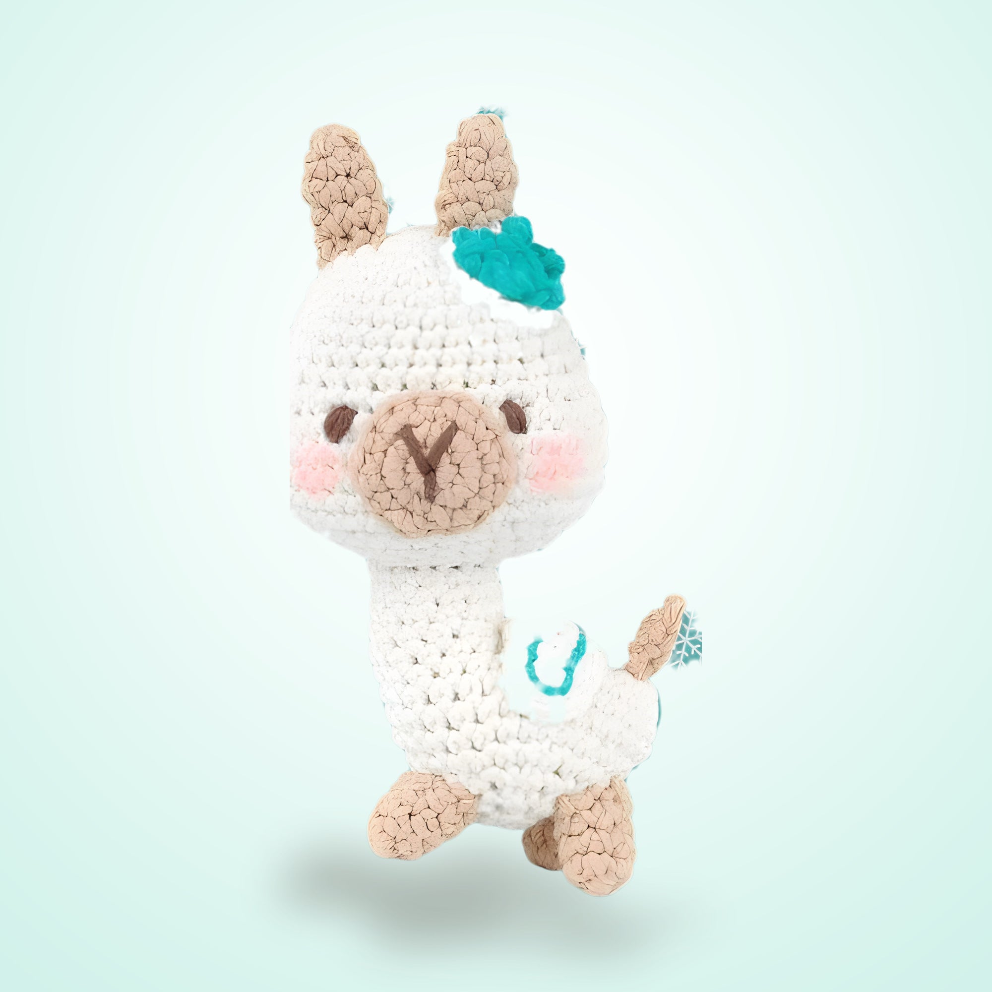 Beyaz amigurumi lama yakın plan