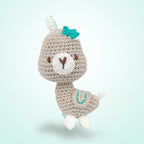Gri amigurumi lama yakın plan