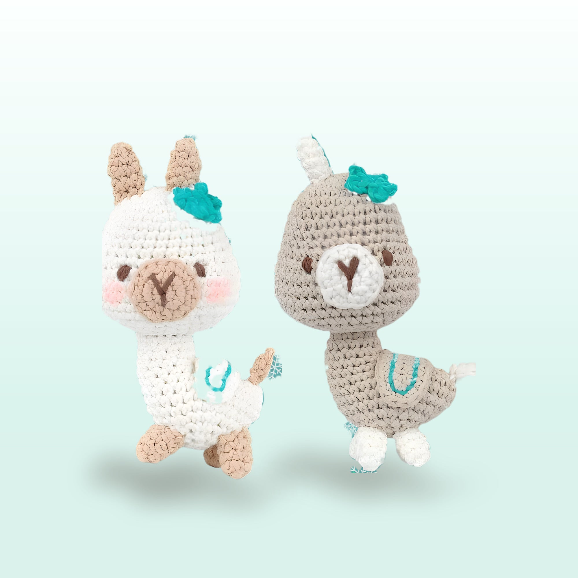 İki amigurumi lama bir arada
