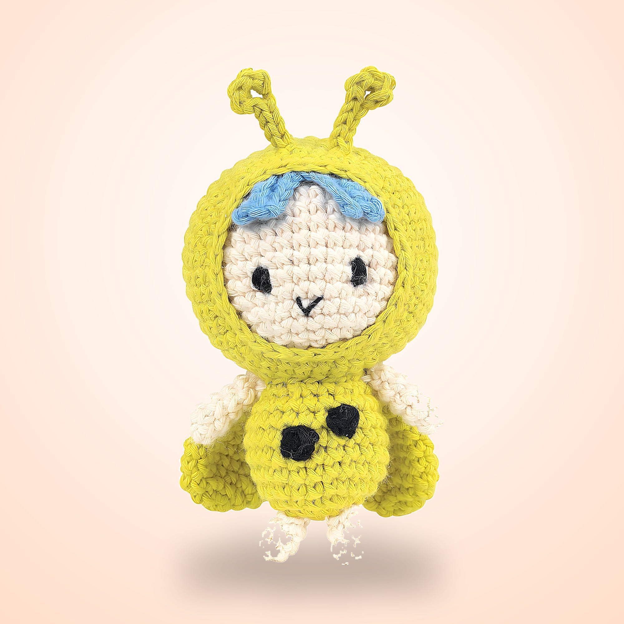 Yeşil amigurumi uğur böceği yakın plan
