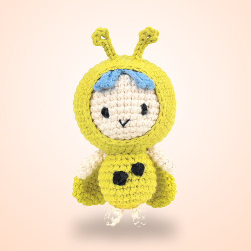 Yeşil amigurumi uğur böceği yakın plan