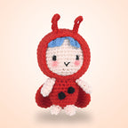 Kırmızı amigurumi uğur böceği yakın plan